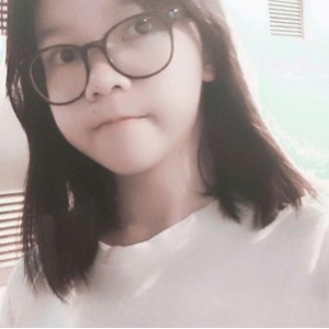 辣妹玩弄道具展现自己的性感躯体