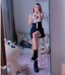 萌宠女神举牌妹子