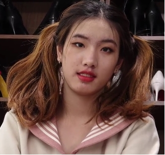 Ayan双马尾超短裙棉袜裸足细节增加后的Ayan风格双马尾超短裙配棉袜，尽显性感裸足风格