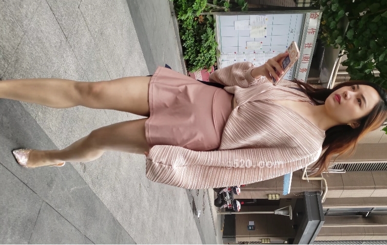 性感肉丝超短裙配高跟长腿美女