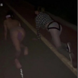 限时特惠新晋展示狂『琳琳』多种场所超大胆展示打粑粑！颜值惊艳！22P+16V+290MB