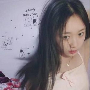 甜美女神顶点清纯校园妹子：6V3.2G直播聊天，颜值尺度家里玩