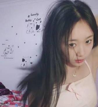 甜美女神顶点清纯校园妹子：6V3.2G直播聊天，颜值尺度家里玩