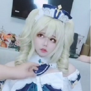 伪娘小舞酱COS芭芭拉前后夹击三人游1V1.17G游戏体验