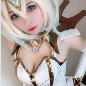 《Sola酱：不甘心的少女，追求双马尾梦想的旅程》