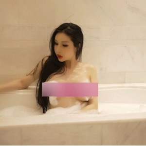 秀人网田冰冰：苗条身材、性感淡妆、乌黑长发、活力泳衣，诱人穿着沙滩海风中的美女，让你屏息麻醉！