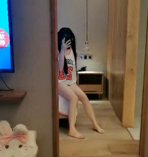 虎牙新人罗莉妹：粉嫩可爱的脸蛋，玩具般的翻白眼