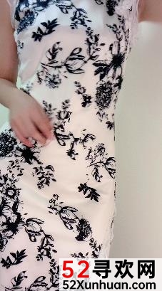 青春永驻，活力不止！网红女神三人游：25v1.73GB视频，黑色袜子、大长腿、纹身、有品味的网红造型，观众体验青春活力！