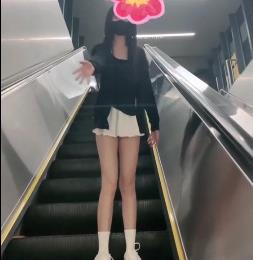 《Luna000：室外多场景超A完美身材，1V936M，21分钟，各种性感暴露衣服，不穿衣服，恶搞外卖小哥，Papa，美貌是一种智力，让人无法自拔》