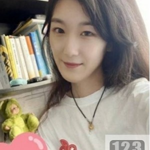 李穆轩：校花穿着清纯，瘦削身材，壮实肌肉，渣男打招呼，视频+私照合集