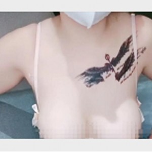 童颜的网红直播：美食评论、颜值爆表、身材火辣、天籁之音