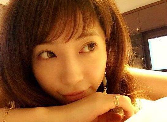 西班牙美女kyara_Sss：1V3.2G视频，肤白貌美，性感身材，让你沉醉！