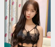 最新快手温柔苗（张傲娇）+定制自拍资源