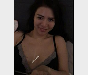 最新外企公司风韵犹存美女白领御姐，私下竟与小青年各种自拍