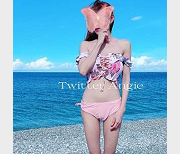 最新某推顶级名媛Angie顶级身材美腿，叫上闺蜜来二龙戏二凤的戏码