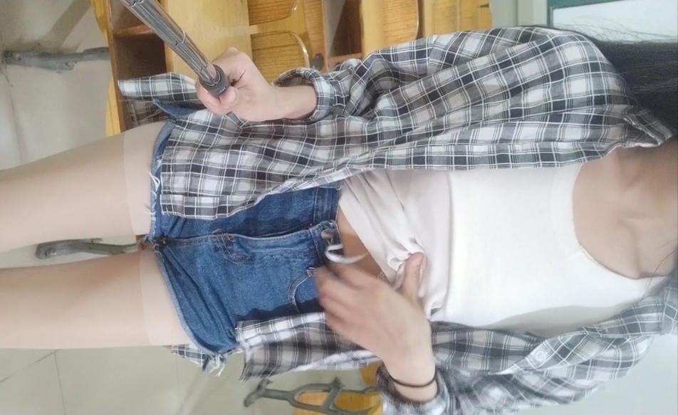 绝版-美腿学生妹揉兔抠白有尺度自拍