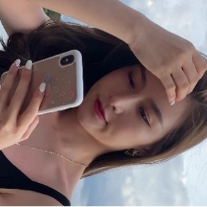 紧身牛仔裤吊带长腿美女街拍