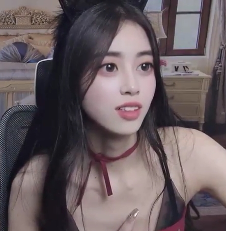 21岁女大学生超白大长腿，喷泉小天后