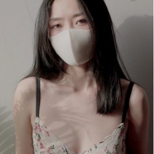 家喻户晓的女神《玩偶姐姐Hongkongdoll》新作小碎花内衣solo