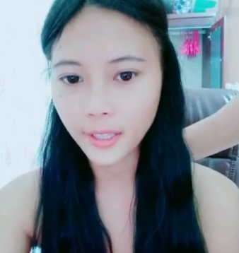 00后高顔值大兔兔美女看着大海下水