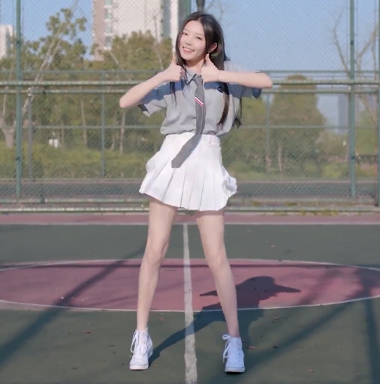 B站up主《欣小萌》满脸白色液体视频