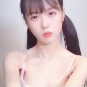 00后粉嫩极品小妹子