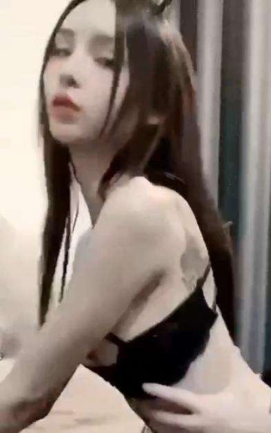 社交媒体上的超美女孩：自拍、化妆、时尚，吸引粉丝关注