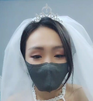 新娘穿着婚纱就给老公戴上绿帽
