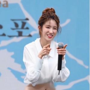 [自行打包] AI脱衣舞  高能之女团饭拍现场去衣热舞 [1v+2.2G][百度盘]