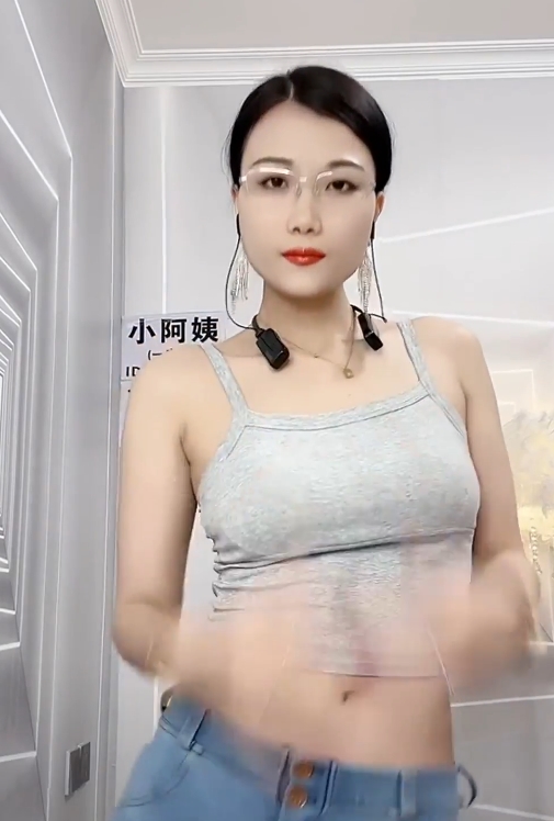 冷美人白小白：轻熟御姐紧身裤诱惑，后背摇美臀，录制剪辑4小时16分，文件大小6.5G