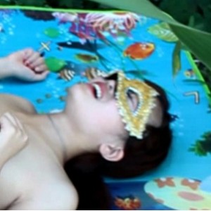 91传媒野外三人游火爆苏晴最新合集14V5.7G，户外互动