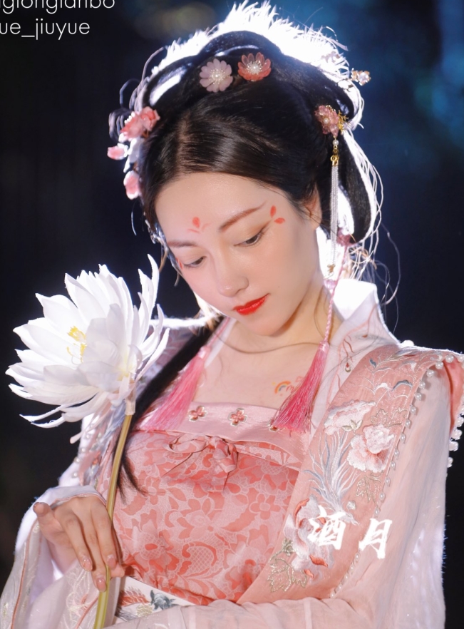 展示系抖M光“阴”福利姬酒月最新合集530P20V201M,古装私拍,颜值身材加分项