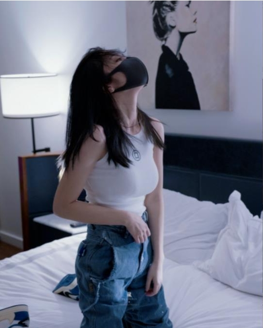 虎牙超人气顶流网红玩偶姐姐hongkongdoll最新私拍合集_1V212MB,有尺度内容