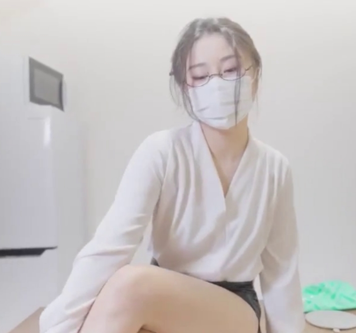 糖心Vlog娜娜老师教导小处男1部428M精彩