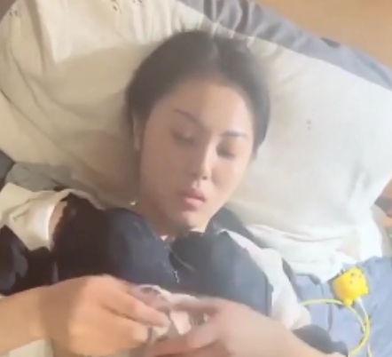 QQ糖高颜值闺蜜掰神秘处双人游戏1V918M无保留合集