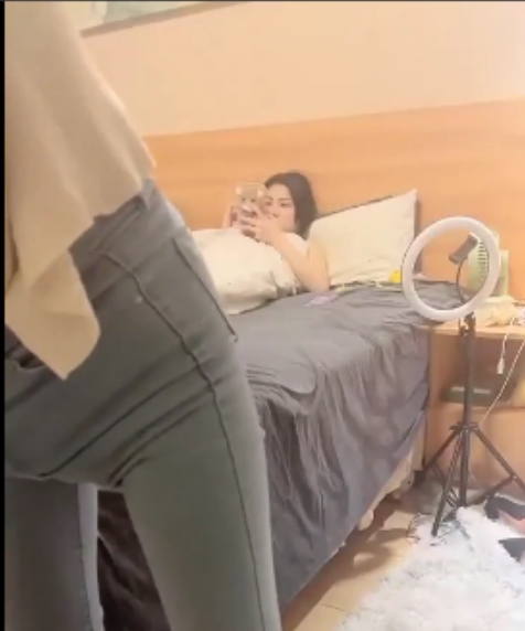 QQ糖高颜值闺蜜掰神秘处双人游戏1V918M无保留合集