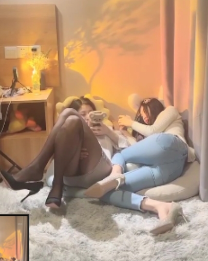 QQ糖高颜值闺蜜掰神秘处双人游戏1V918M无保留合集