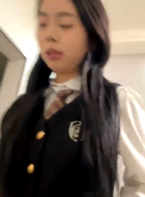 微博LYJyao52清纯反差专辑22部4.3G太会玩了