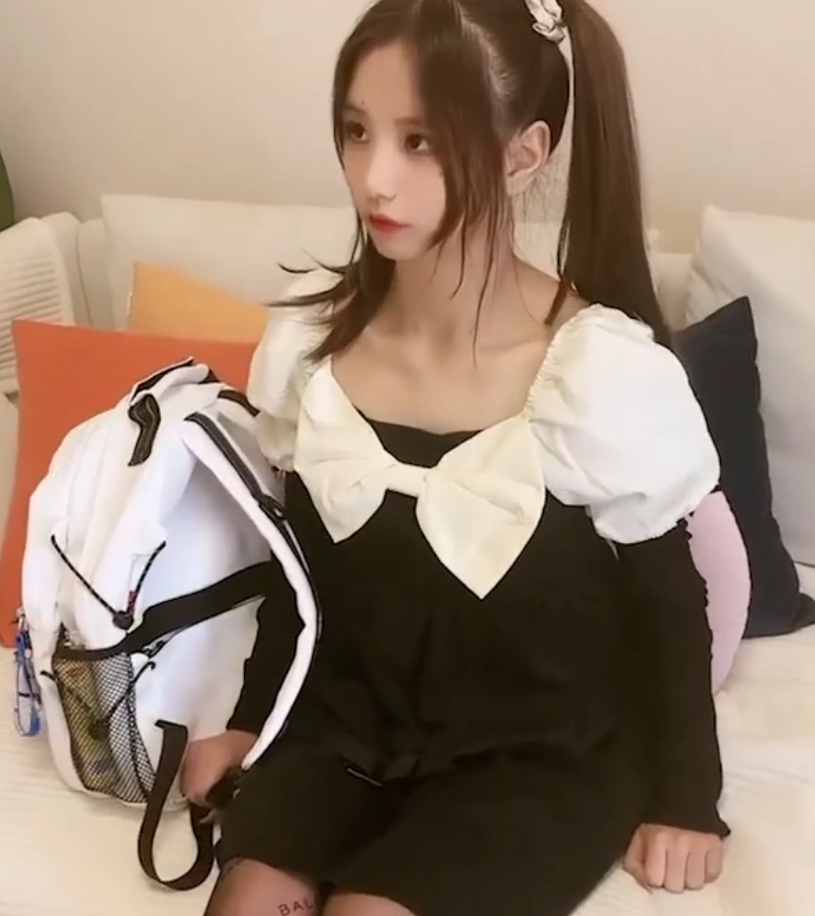 阿雅女仆陪玩合集17V12G大长腿顶不住