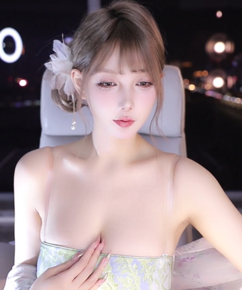 蜜桃热舞Minana呀5月29日抖魂合集1V17G湿身炸房