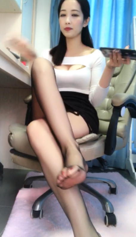 易直播星野诗织足系列特辑1V268MB稀罕展示版